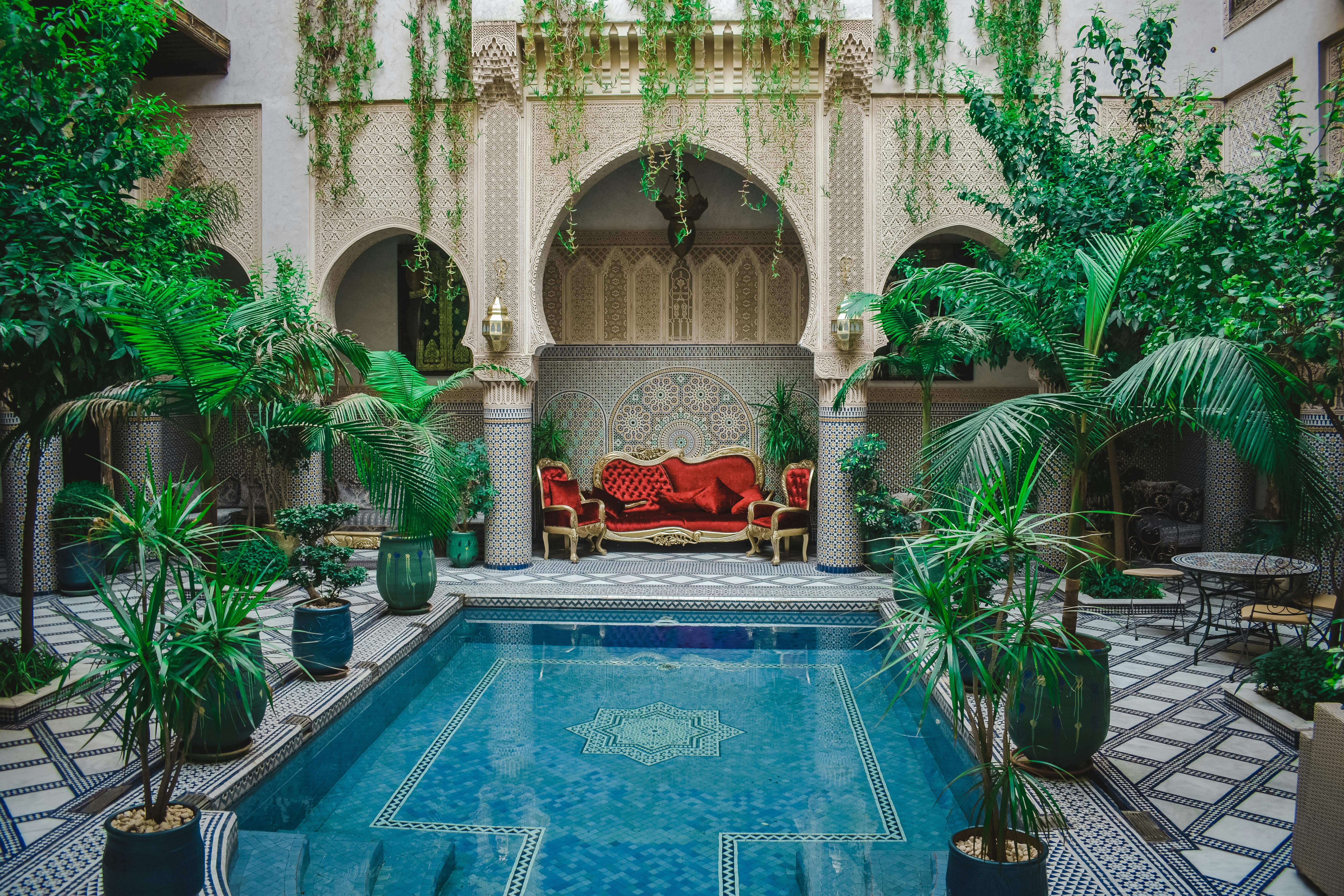 Cour intérieure d'un riad marocain avec fontaine et zellige — hébergement Mia Academy Marrakech