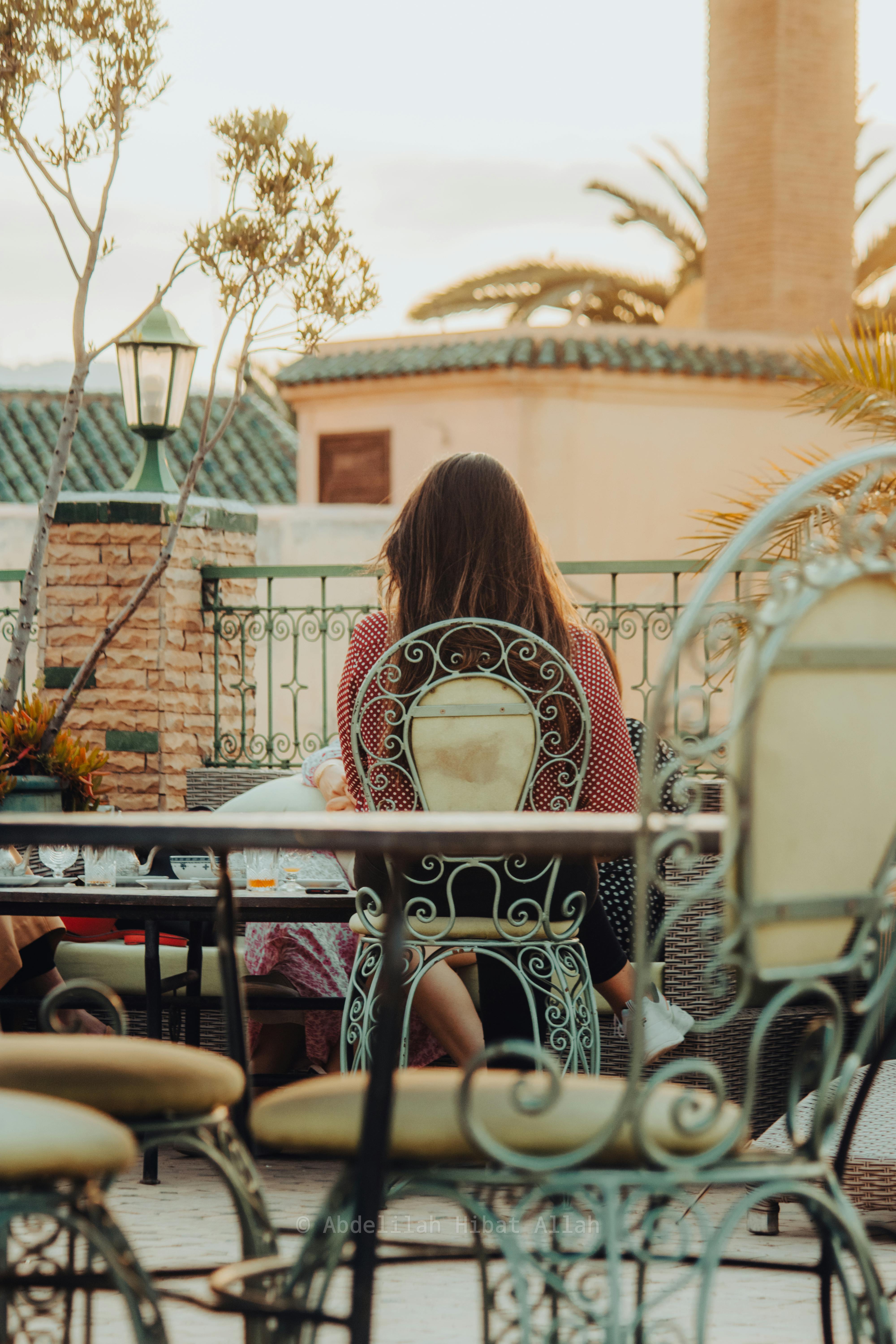 Terrasse d'un riad à Marrakech au coucher du soleil — séjour bien-être Mia Academy